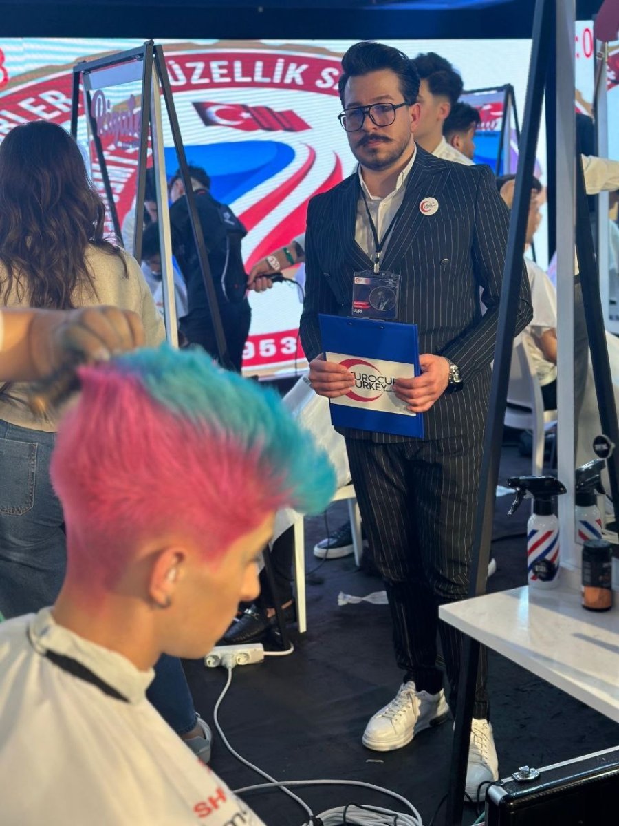 Türkiye Ve Dünya Şampiyonu Kuaför, Meslektaşlarını Puanladı