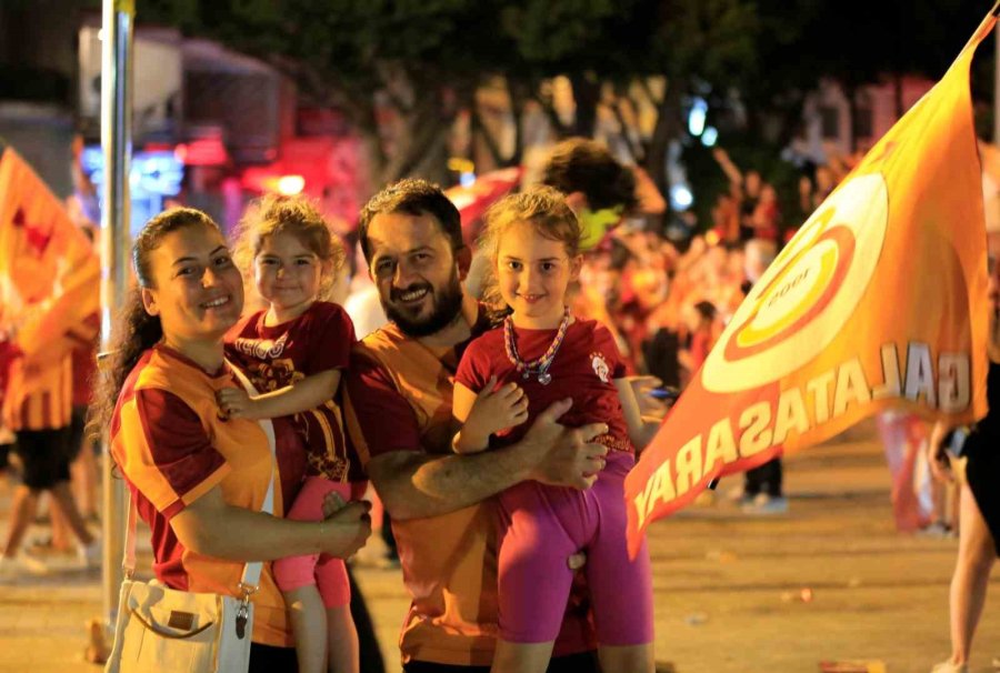 Antalya’da Kutlamalara Damga Vuran Dostluk Görüntüsü