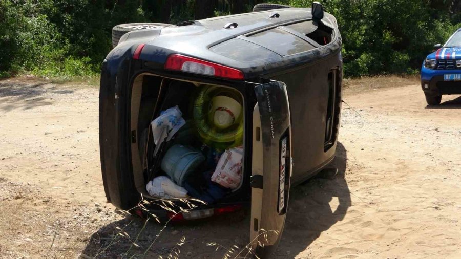 Virajı Alamayan Otomobil Takla Attı