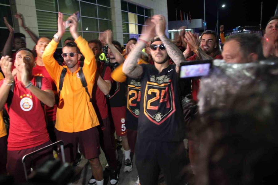 Galatasaray, Konya Havalimanı’nda Taraftarları İle Şampiyonluğu Kutladı