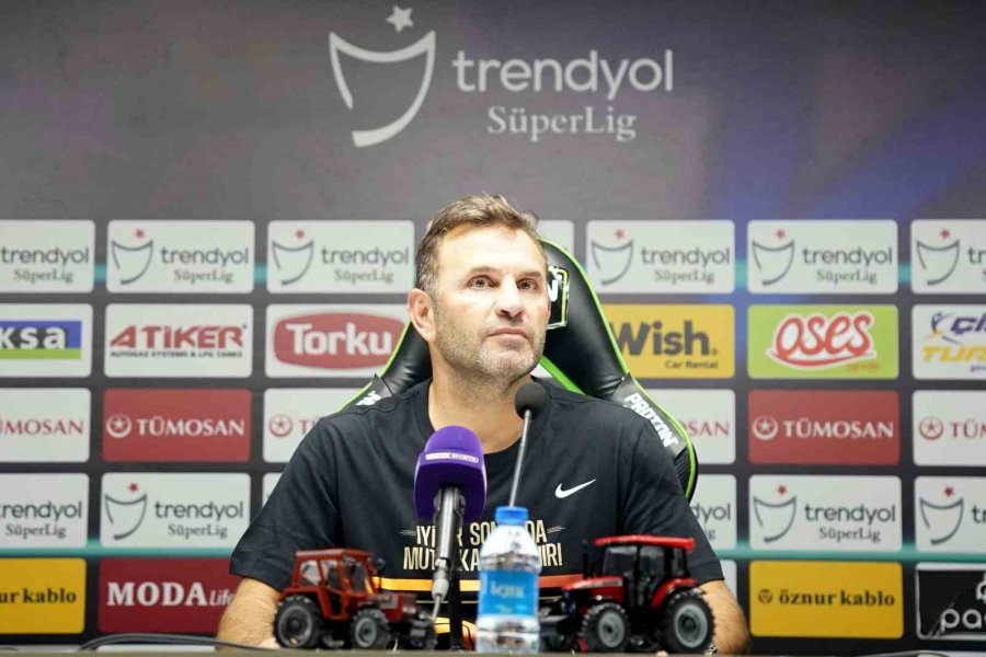 Galatasaraylı Futbolculardan Basın Toplantısında Kutlama