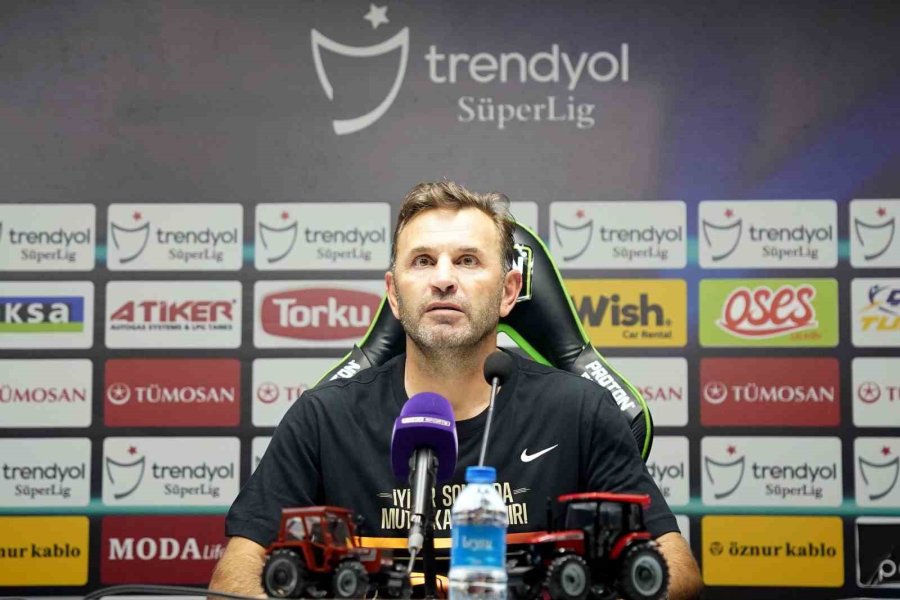 Galatasaraylı Futbolculardan Basın Toplantısında Kutlama