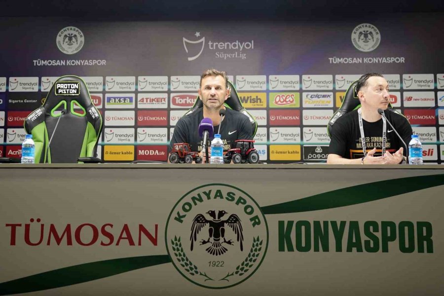 Galatasaraylı Futbolculardan Basın Toplantısında Kutlama