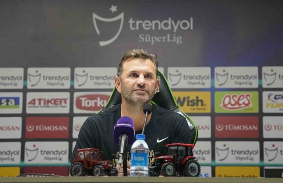 Galatasaraylı Futbolculardan Basın Toplantısında Kutlama