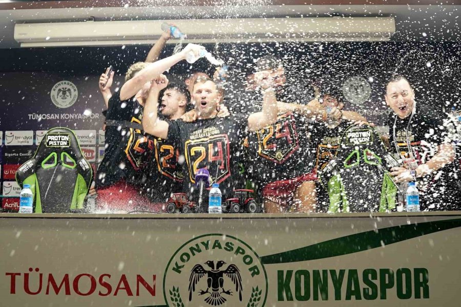 Galatasaraylı Futbolculardan Basın Toplantısında Kutlama