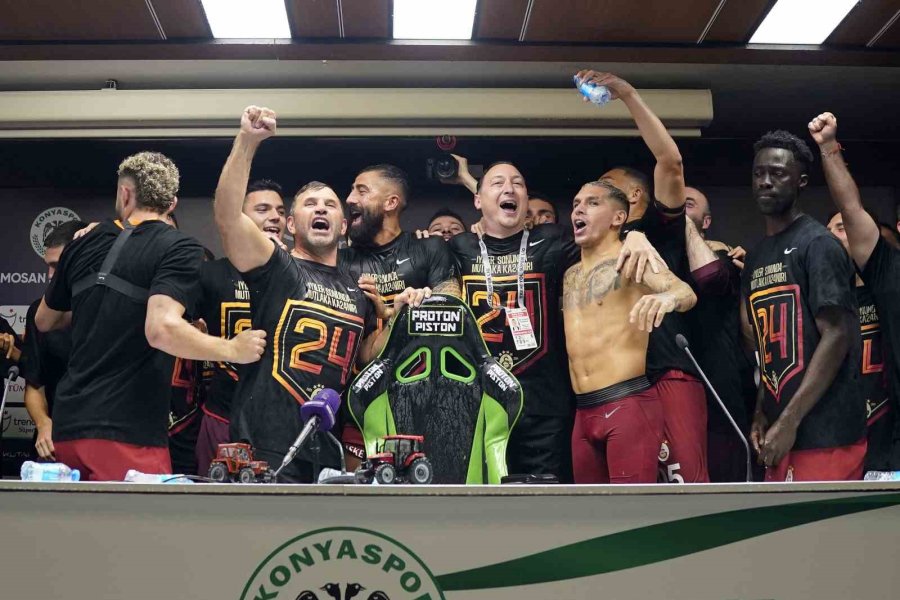 Galatasaraylı Futbolculardan Basın Toplantısında Kutlama