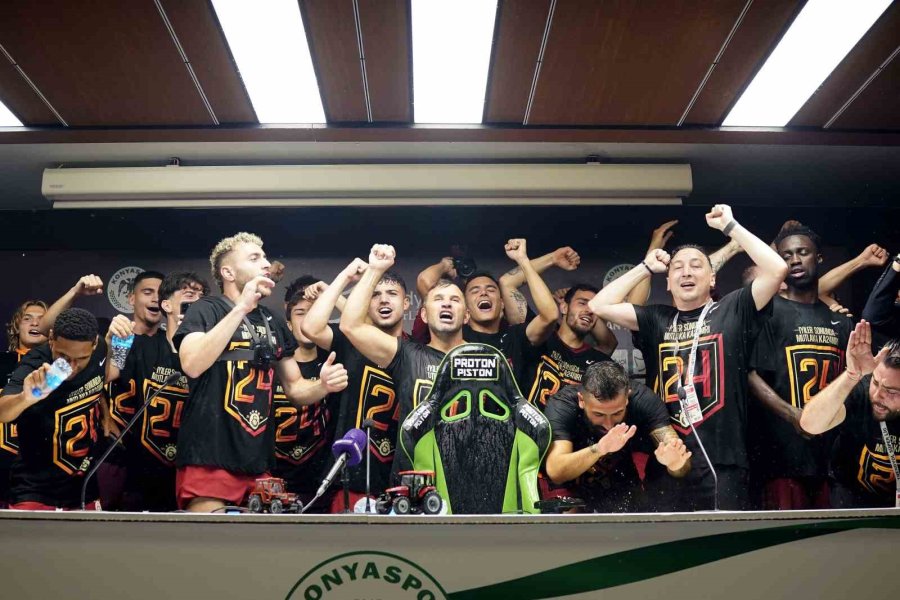 Galatasaraylı Futbolculardan Basın Toplantısında Kutlama