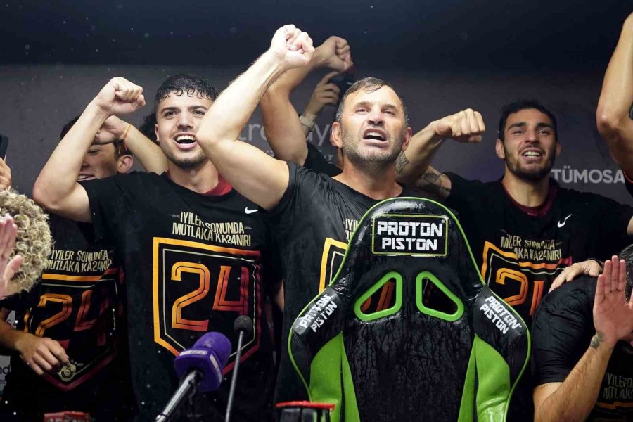 Galatasaraylı Futbolculardan Basın Toplantısında Kutlama