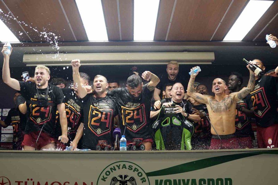 Galatasaraylı Futbolculardan Basın Toplantısında Kutlama