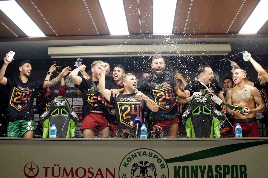 Galatasaraylı Futbolculardan Basın Toplantısında Kutlama