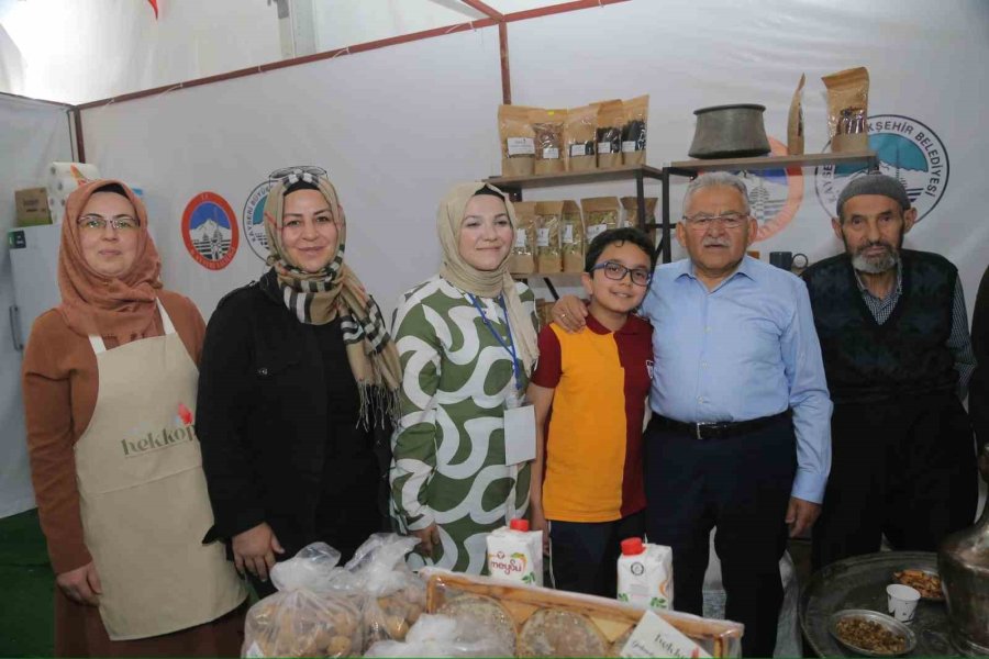 Başkan Büyükkılıç, Kayseri 2. Kadın Kooperatifleri Fuarı Ve Yöresel Ürünler Fuarı’nı Ziyaret Etti