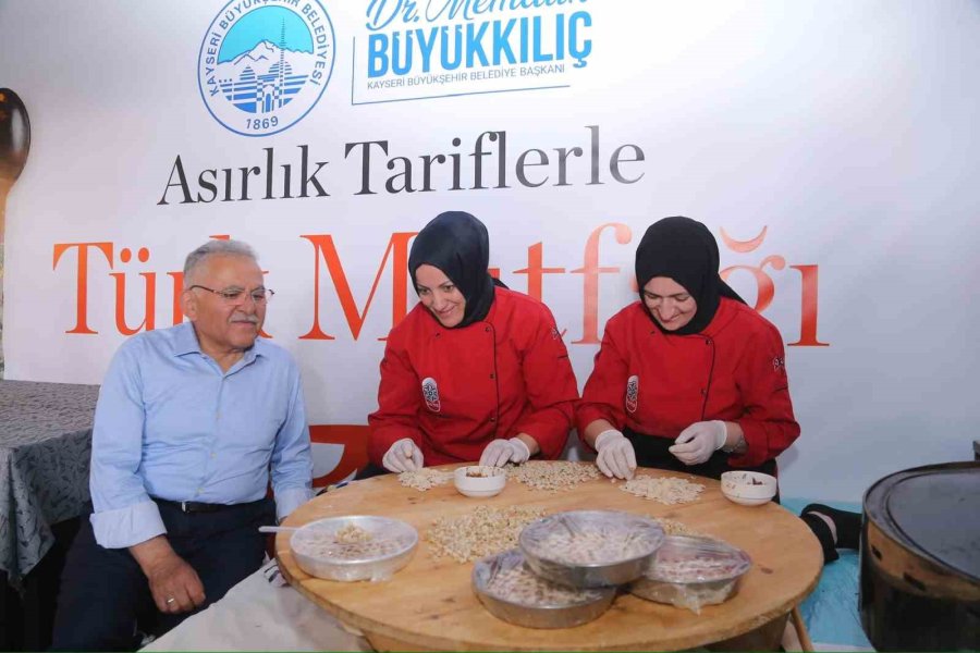 Başkan Büyükkılıç, Kayseri 2. Kadın Kooperatifleri Fuarı Ve Yöresel Ürünler Fuarı’nı Ziyaret Etti