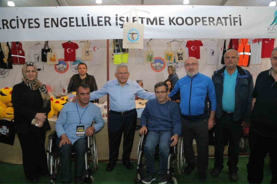 Başkan Büyükkılıç, Kayseri 2. Kadın Kooperatifleri Fuarı Ve Yöresel Ürünler Fuarı’nı Ziyaret Etti