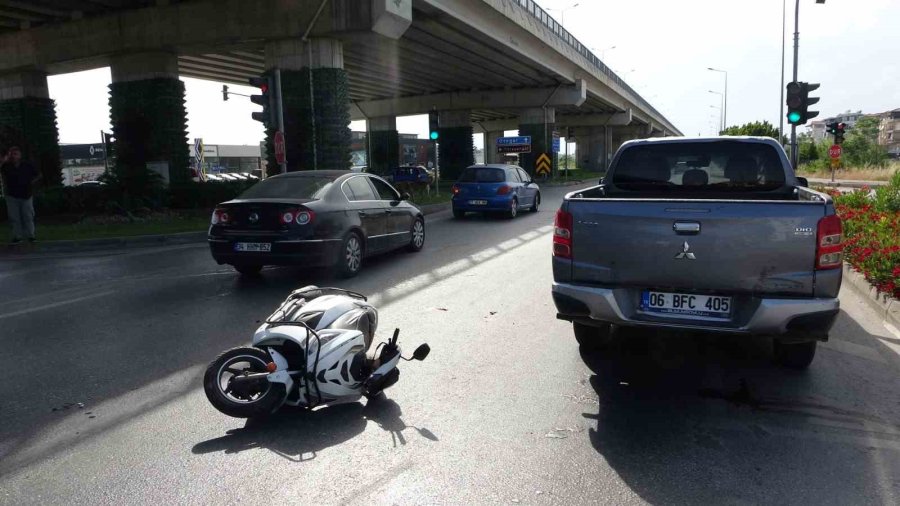 Motosiklet Kamyonete Çarptı: 1 Yaralı