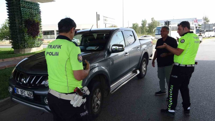 Motosiklet Kamyonete Çarptı: 1 Yaralı