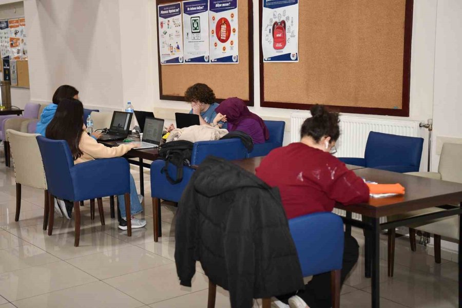 Gençlik Merkezi 7/24 Öğrencilere Hizmet Veriyor