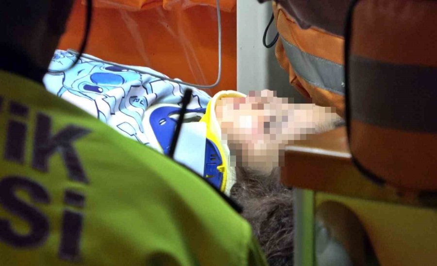 İki Otomobil Kafa Kafaya Çarpıştı, Parçaları Birbirine Karıştı: 1’i Ağır 5 Yaralı