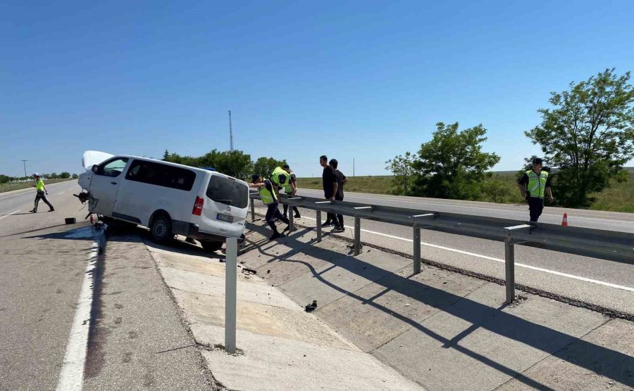 Kullanılamaz Hale Gelen Minibüsten Yara Almadan Kurtuldular