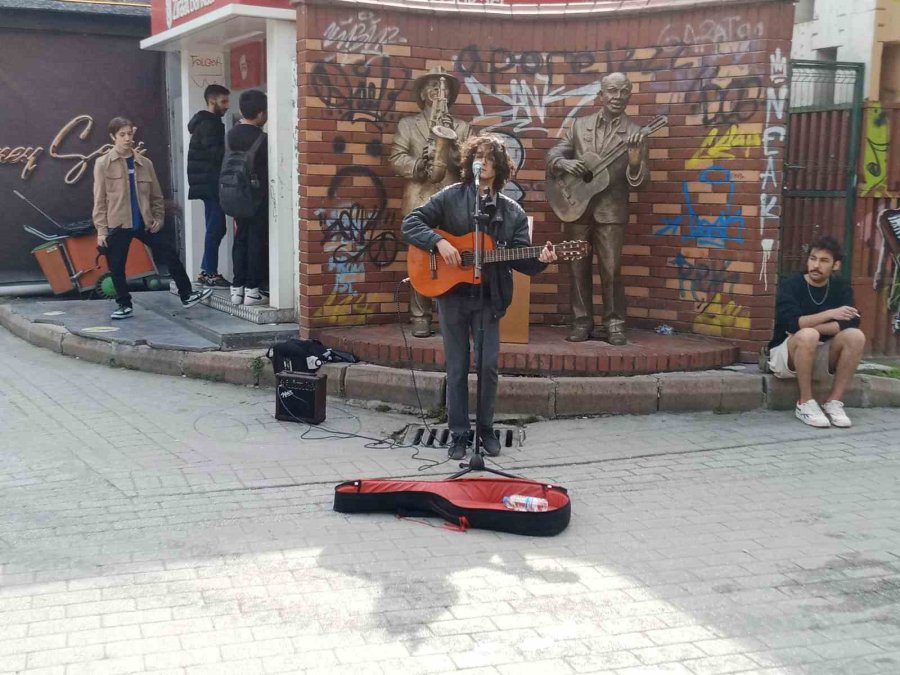 Genç Müzisyen Vatandaşların Odak Noktası Haline Geldi