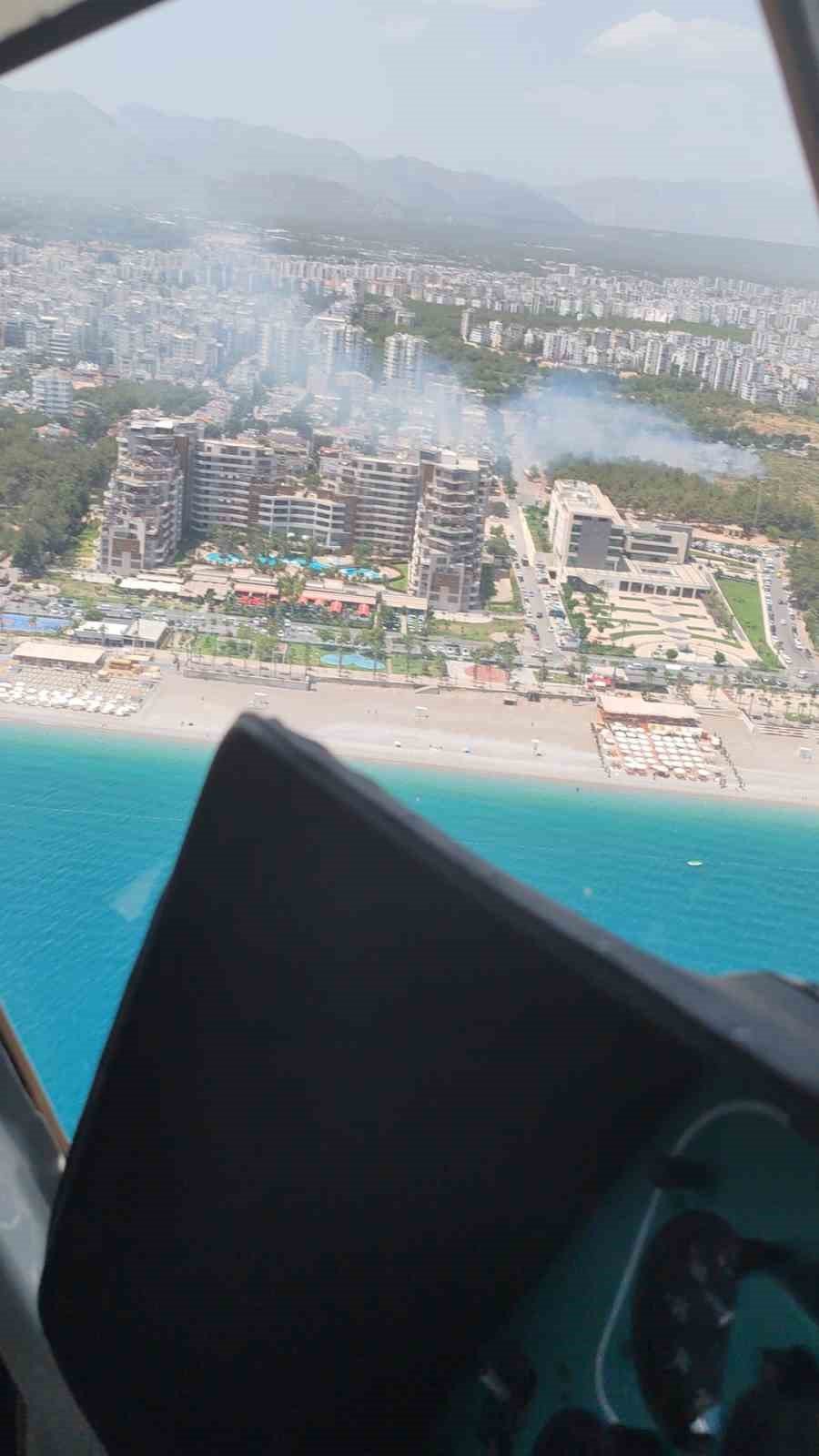 Konyaaltı Sahili’ne 300 Metre Yakınlıkta Yerleşim Alanlarını Tehdit Eden Yangın Korkuttu