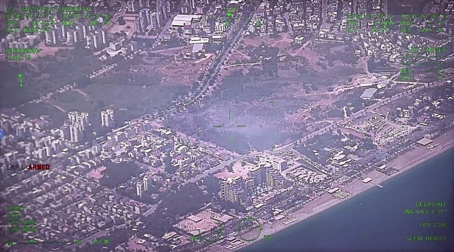 Konyaaltı Sahili’ne 300 Metre Yakınlıkta Yerleşim Alanlarını Tehdit Eden Yangın Korkuttu