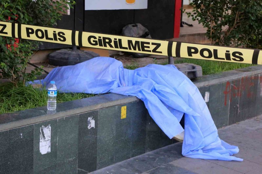 Kaldırımda Yürürken Kalbine Yenildi