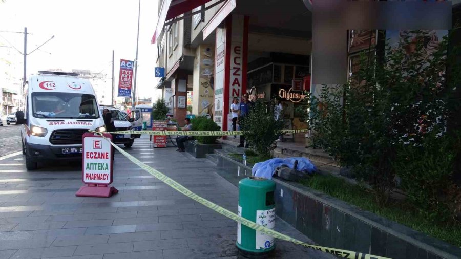 Kaldırımda Yürürken Kalbine Yenildi