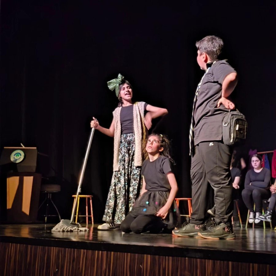 Ortaokul Öğrencilerin Yıl Sonu Kutlamasında Tiyatro Oyunu Sahnelendi