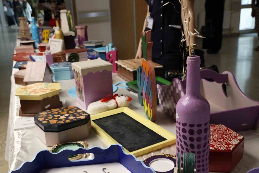 Psikiyatri Servisinde Yatan Hastaların El Emeği Ürünleri Sergilendi