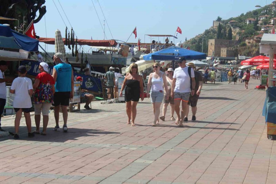 İngiliz Turistleri Taşıyan Yolcu Gemisi Alanya’da Demirledi