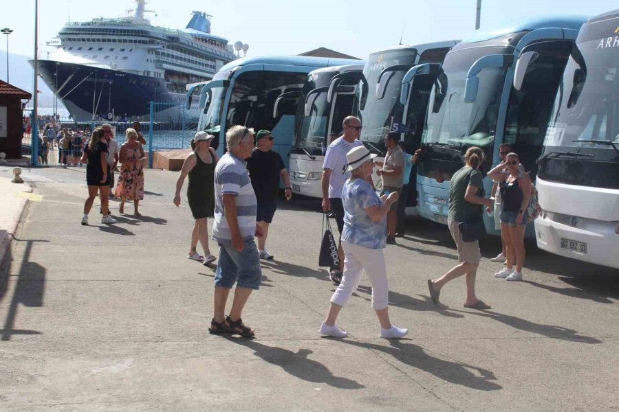 İngiliz Turistleri Taşıyan Yolcu Gemisi Alanya’da Demirledi