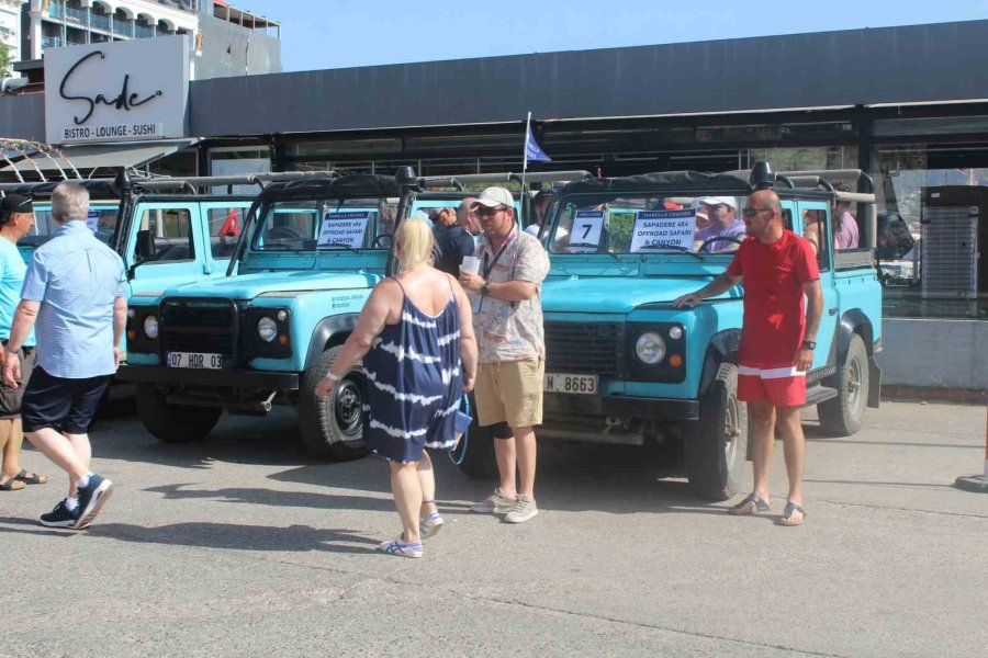İngiliz Turistleri Taşıyan Yolcu Gemisi Alanya’da Demirledi