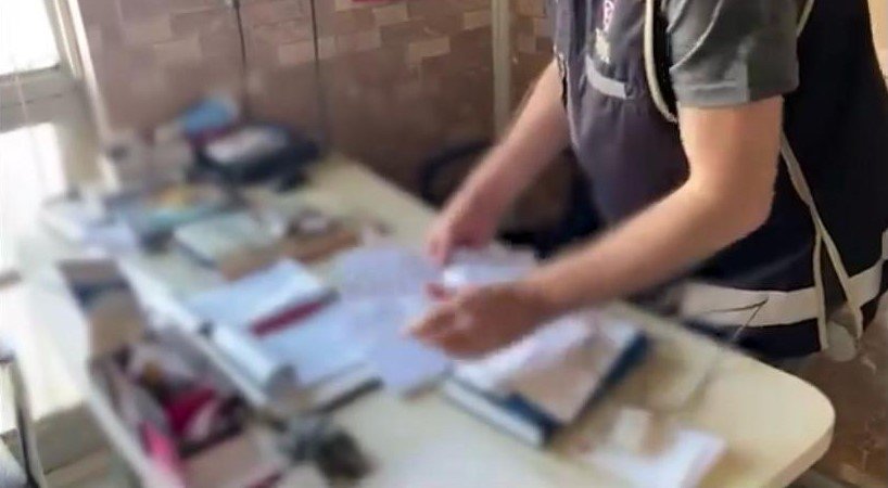 Tehditle Çek Ve Senet İmzalatarak 25 Milyon Tl Dolandırdılar