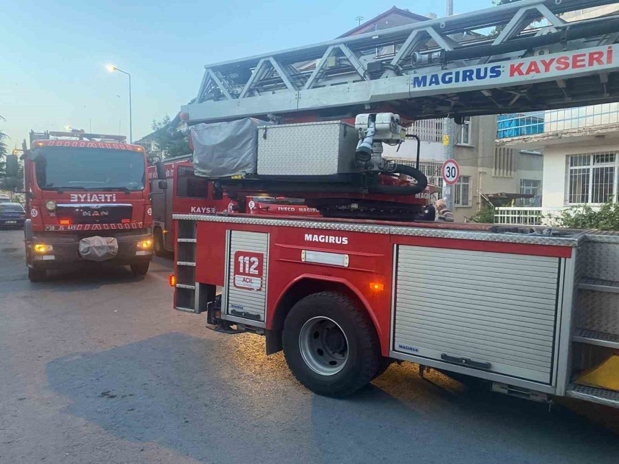 Kız Arkadaşını Döven Ailesinin Evini Yaktı: 4 Kişi Dumandan Etkilendi