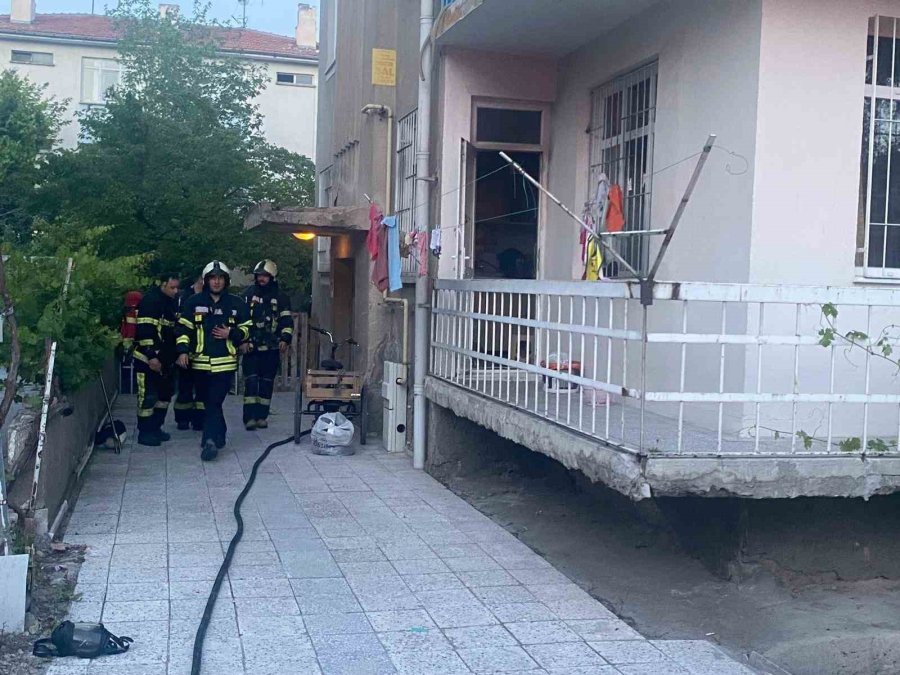 Kız Arkadaşını Döven Ailesinin Evini Yaktı: 4 Kişi Dumandan Etkilendi