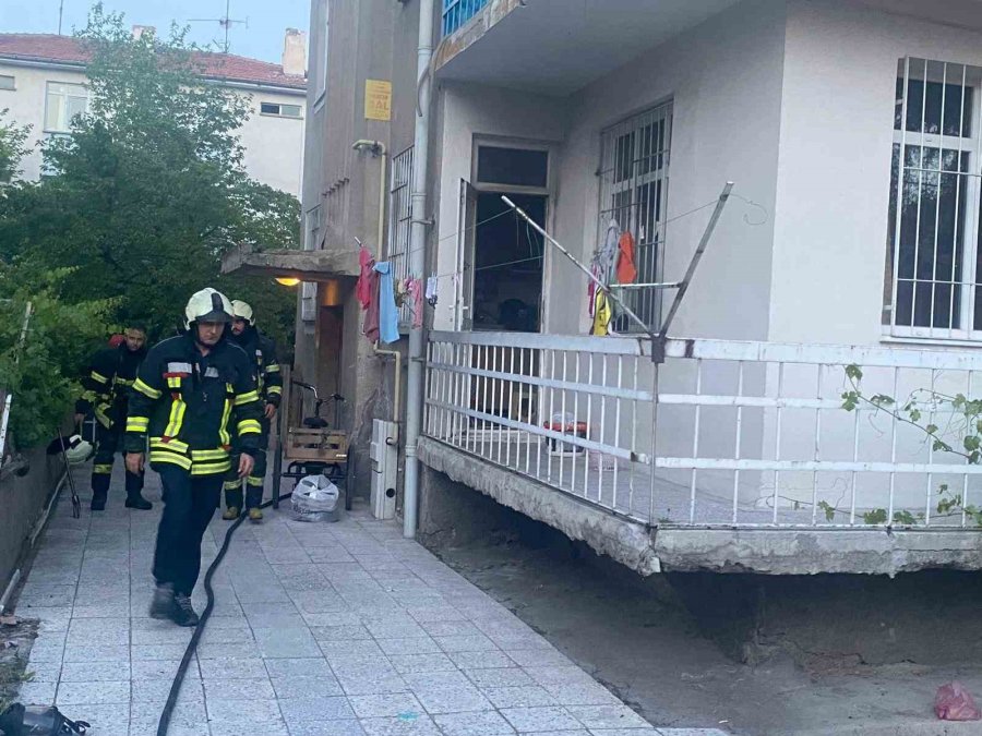 Kız Arkadaşını Döven Ailesinin Evini Yaktı: 4 Kişi Dumandan Etkilendi