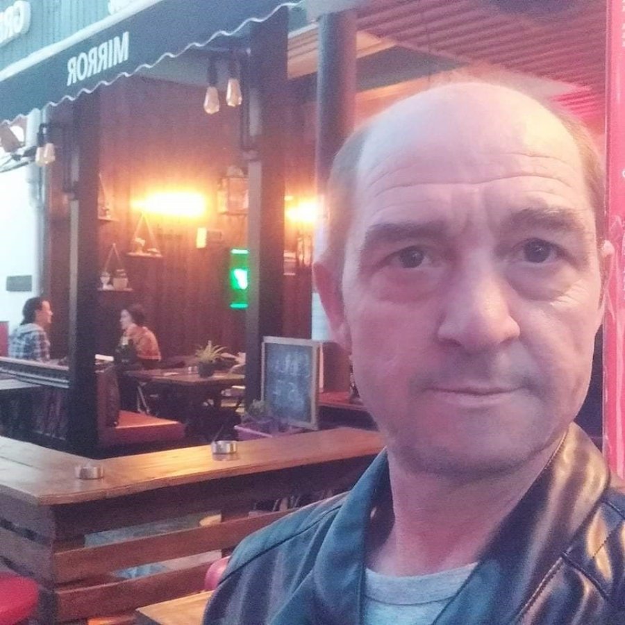 Kaldırımda Yürürken Kalbine Yenildi