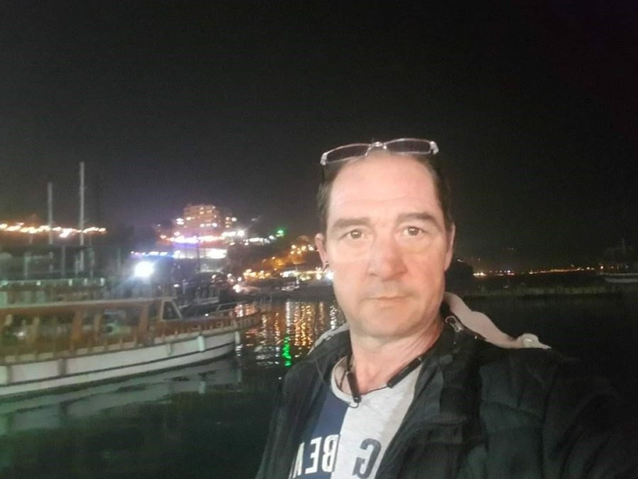 Kaldırımda Yürürken Kalbine Yenildi