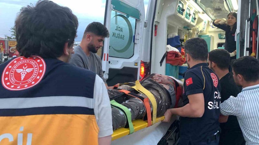 Karaman’da Park Halindeki Otomobile Çarpan Motosiklet Parçalandı: 1 Yaralı