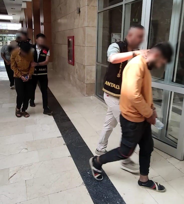 Kendilerini Mit Görevlisi Olarak Tanıtıp 139 Bin 600 Dolar Dolandırdılar