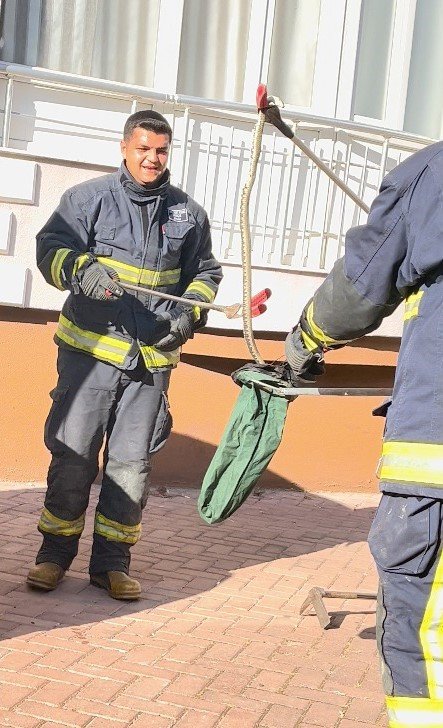 Park Halindeki Cipe Giren Yılanı, İtfaiye Ekipleri Çıkardı