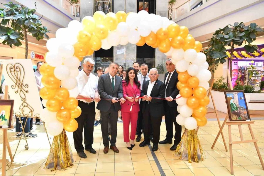 Başkan Büyükkılıç, Öğrencilerin Sergisini Açtı, Esnaf Ve Vatandaşlarla Sohbet Etti