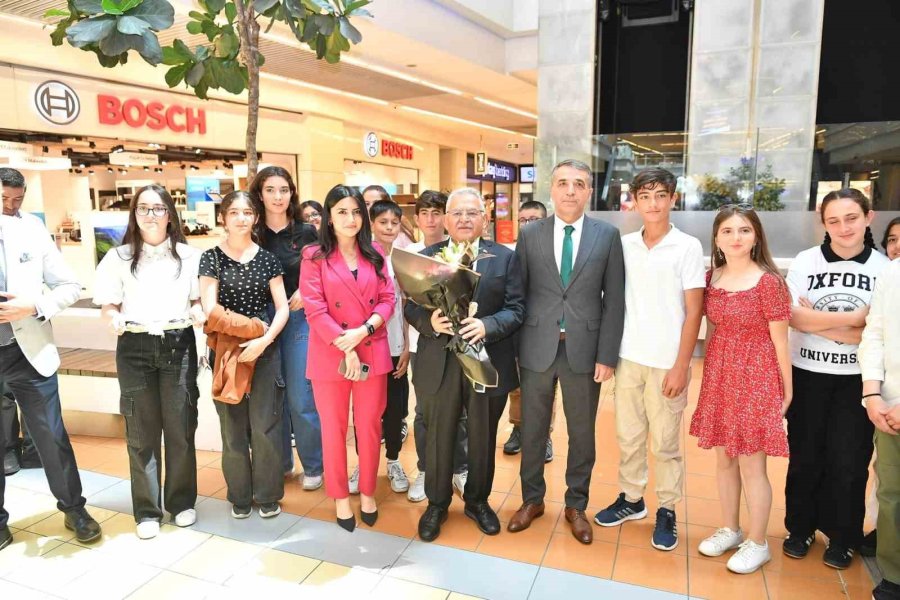 Başkan Büyükkılıç, Öğrencilerin Sergisini Açtı, Esnaf Ve Vatandaşlarla Sohbet Etti