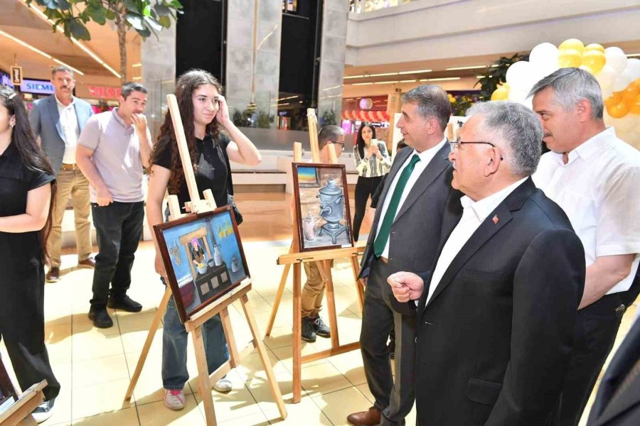Başkan Büyükkılıç, Öğrencilerin Sergisini Açtı, Esnaf Ve Vatandaşlarla Sohbet Etti
