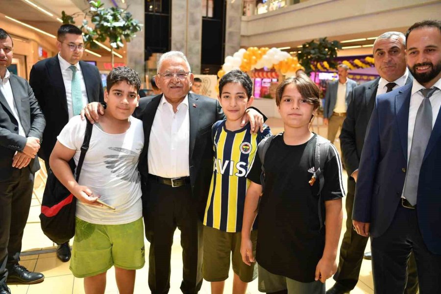 Başkan Büyükkılıç, Öğrencilerin Sergisini Açtı, Esnaf Ve Vatandaşlarla Sohbet Etti