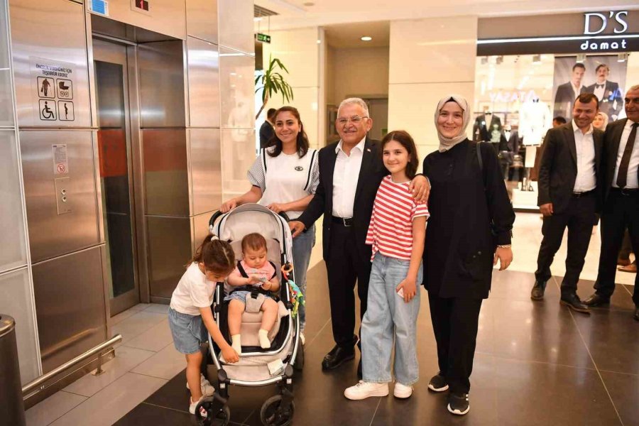 Başkan Büyükkılıç, Öğrencilerin Sergisini Açtı, Esnaf Ve Vatandaşlarla Sohbet Etti