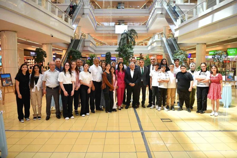 Başkan Büyükkılıç, Öğrencilerin Sergisini Açtı, Esnaf Ve Vatandaşlarla Sohbet Etti