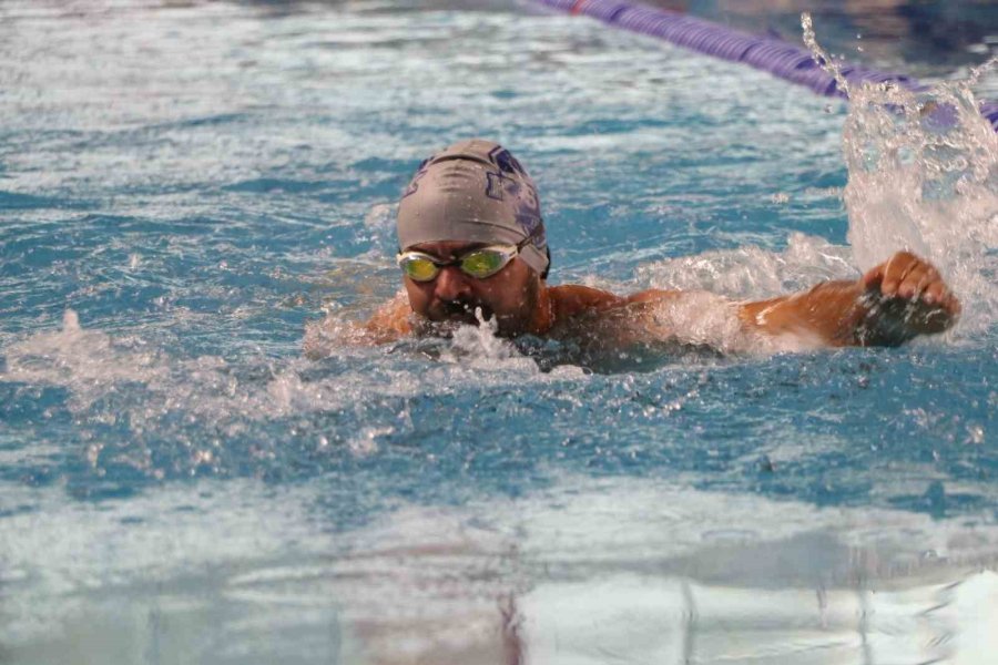 Havuzda Bu Kez Veliler Kulaç Attı