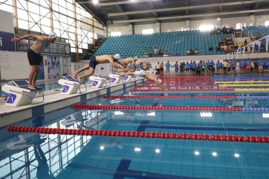 Havuzda Bu Kez Veliler Kulaç Attı