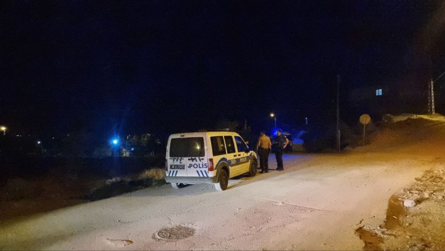 Bahçesindeki Odunların Alev Aldığı Evi İtfaiye Kurtardı